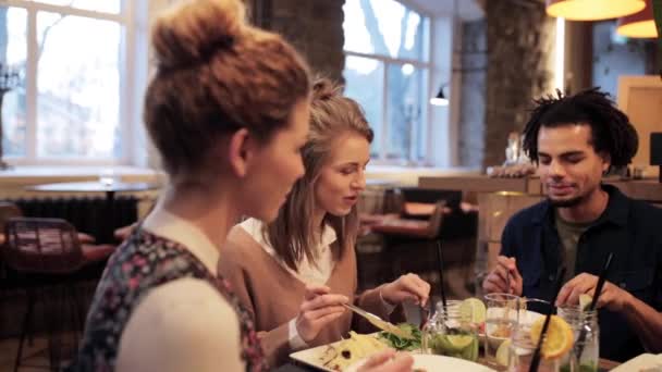 amis heureux manger et boire au restaurant
 - Séquence, vidéo