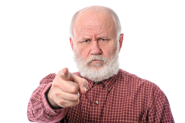 年配の男性は、人差し指を指すカメラ、白で隔離 - 写真・画像