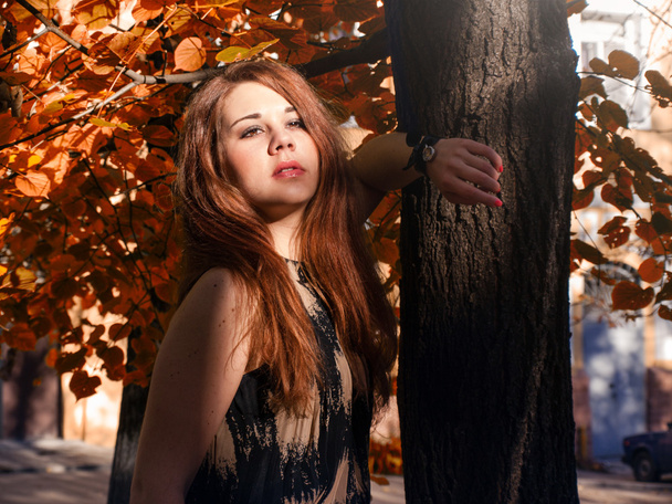 Girl with red hair stand near tree - Foto, Imagem
