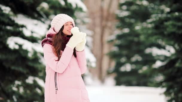 Chica feliz en el clima de nieve al aire libre en hermoso día frío
 - Metraje, vídeo