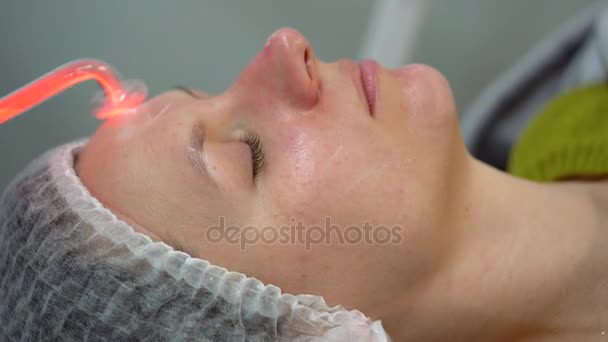 Ontvangende elektrische darsonval gezichtsmassage procedure - Video