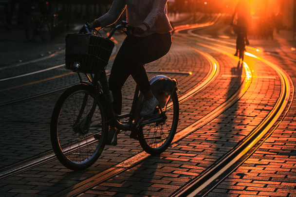 Ajaminen polkupyörällä auringonlaskun aikana
 - Valokuva, kuva