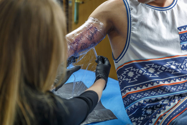 Szőke Olivér, amely egy tetoválás a karján, egy fiú - Fotó, kép