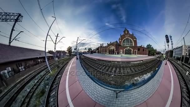 360vr wideo koleje starego stylu budynku pociągi przyjeżdżają i odjeżdżają z dworca turystów przyszedł i zostaw Tour do miasta Opola w słoneczny dzień transportu - Materiał filmowy, wideo