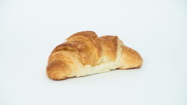 Jíst Croissant s náplní červenou barvu. Croissant, izolované na bílém pozadí. Zastavení pohybu - Záběry, video