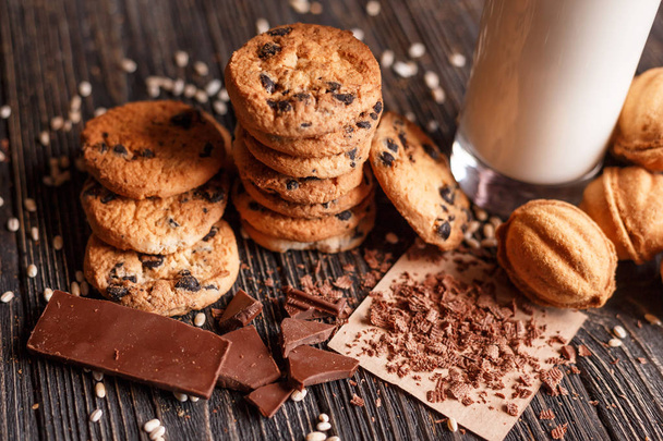 自家製のチョコレート チップ クッキーとミルクのガラスと甘いクッキー. - 写真・画像