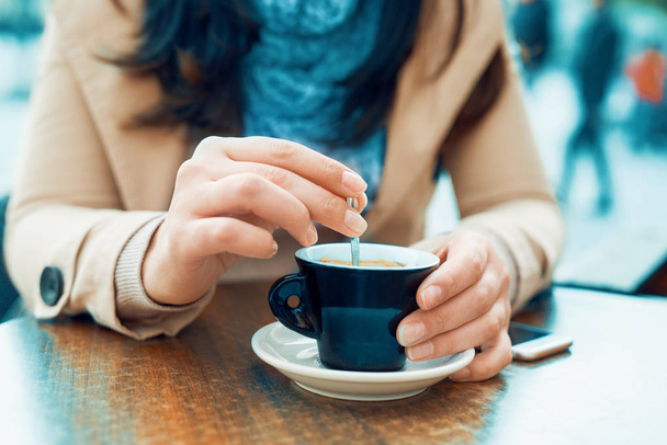 Zbliżenie kobieta picia kawy w kawiarni - Zdjęcie, obraz