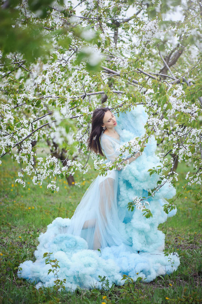 nainen kirsikkapuutarhassa
 - Valokuva, kuva