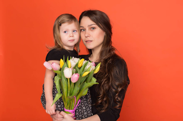 Bir buket çiçek ile güzel kız kardeşi - Fotoğraf, Görsel