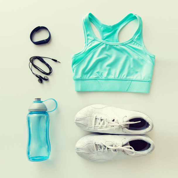 sportswear, bracelet, earphones and bottle set - Foto, Bild