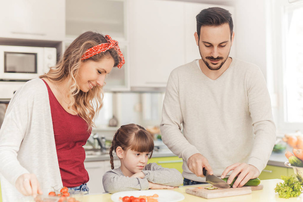 Счастливая семья на кухне готовит вместе
 - Фото, изображение