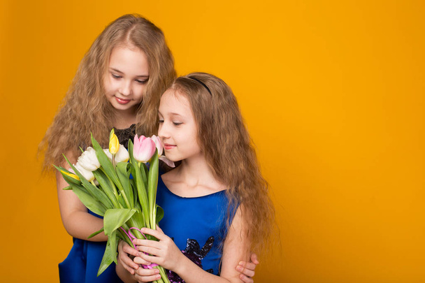 Dvě krásná mladá dívka s kyticí - Fotografie, Obrázek
