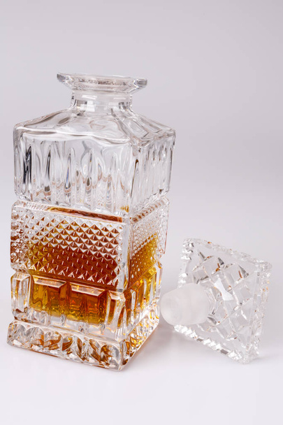 Whisky, a gyönyörű üveg rum bourbon, cognac, brandy, üvegáru - Fotó, kép