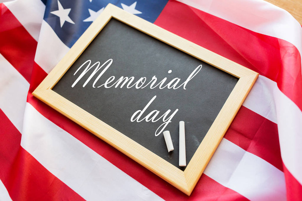 memorial day words on chalkboard and american flag - Foto, Imagen