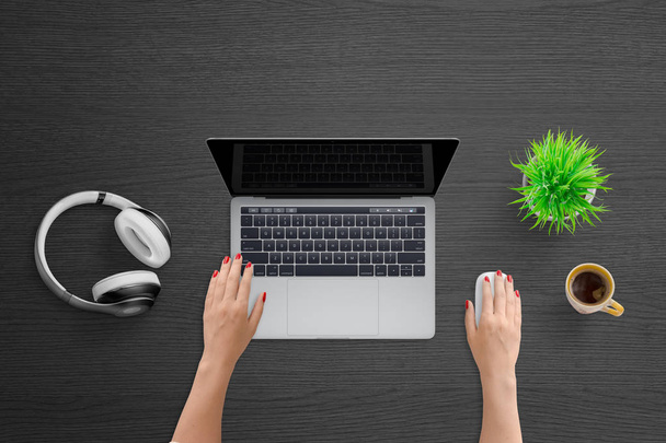 Bovenaanzicht van Bureau met laptop. Vrouw met muis en tik op toetsenbord - Foto, afbeelding