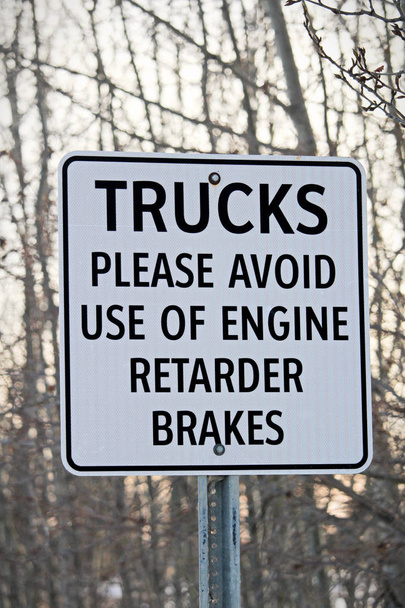 Крупный план грузовиков Избегайте тормозов знак
 - Фото, изображение