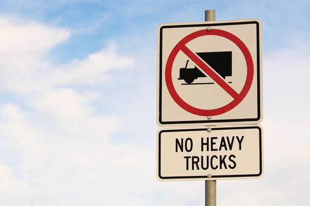 No Heavy Trucks Firma contra Nublado Cielo Azul Fondo
 - Foto, Imagen