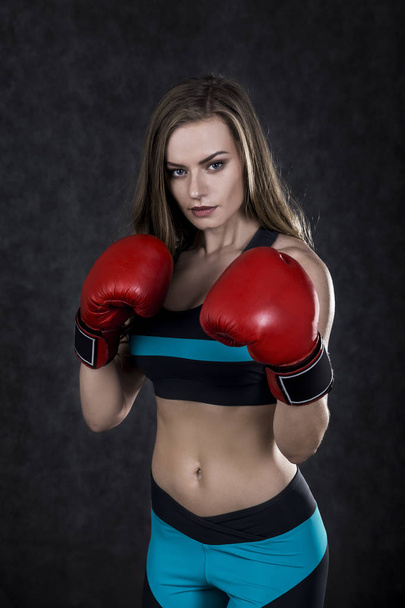 Strict boxing woman in red box gloves - Fotoğraf, Görsel