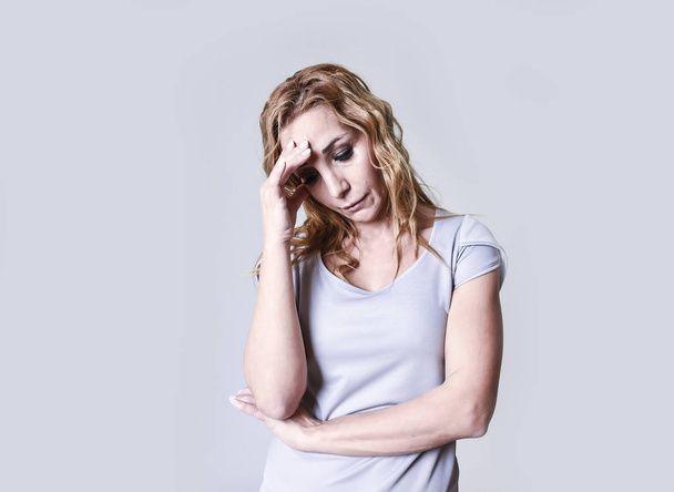 blonde séduisante femme sur sa trentaine triste et déprimé regardant désespéré dans la douleur
 - Photo, image