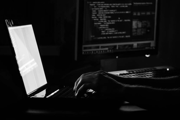 Venäläinen hakkeri hakkerointi palvelimelle pimeässä Musta ja valkoinen
 - Valokuva, kuva