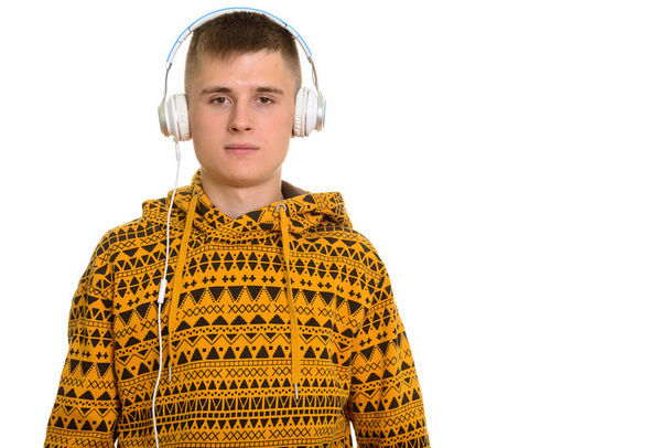 Giovane uomo caucasico che ascolta musica
 - Foto, immagini