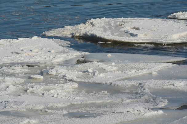 Ice Floes On The Upper Mississippi River - Central Minnesota - Photo, Image