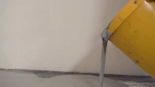 Pour half a plaster solution - Materiał filmowy, wideo