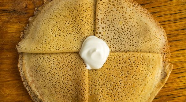 Pancakes sottili su uno sfondo di legno Vista dall'alto
 - Foto, immagini