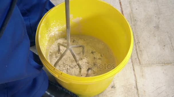 Ο εργαζόμενος ανακατώνει το μίγμα γύψου - Πλάνα, βίντεο