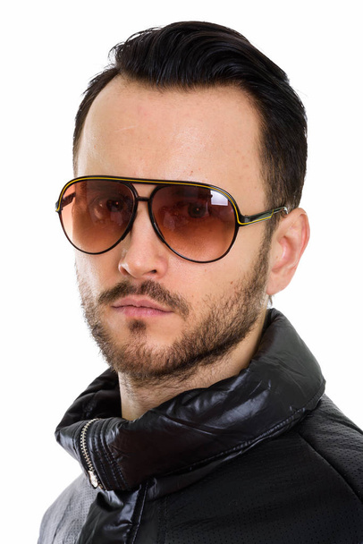 Gesicht eines coolen jungen Mannes mit Sonnenbrille und heruntergelassenem Kragen - Foto, Bild