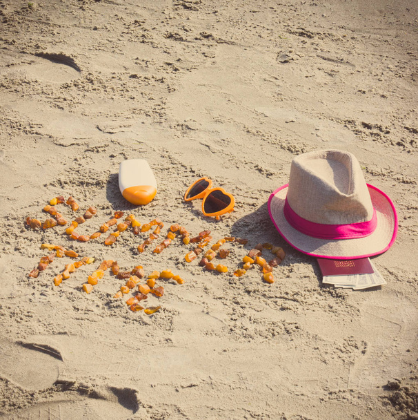 Beschriftung Sommerzeit, Accessoires zum Sonnenbaden und Reisepass mit Währungen Dollar auf Sand am Strand, Sommerzeit - Foto, Bild