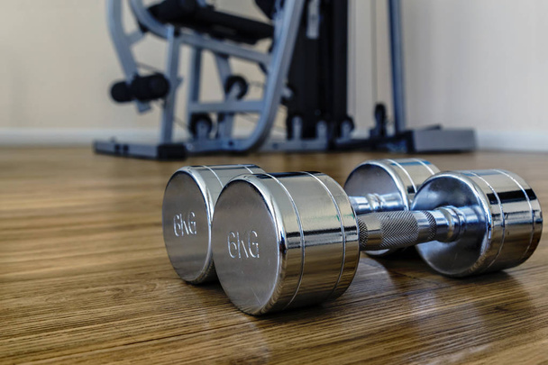 Dumbells bir spor Fitness odasında bir çift - Fotoğraf, Görsel