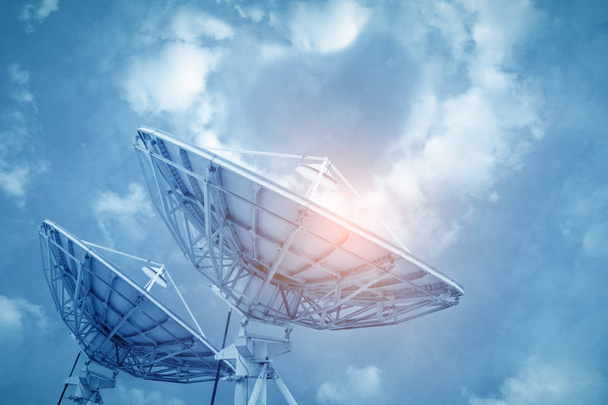 antenas antenas parabólicas bajo el cielo
 - Foto, Imagen