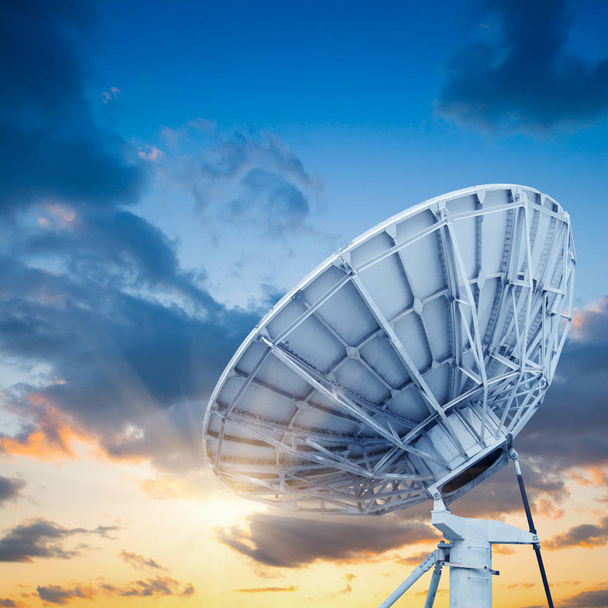 satelitní anténa antény pod oblohou - Fotografie, Obrázek
