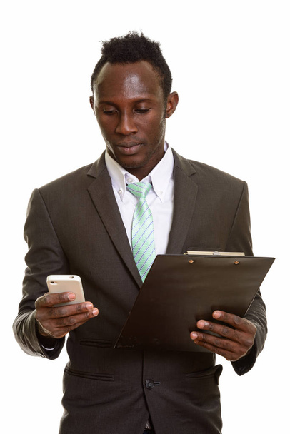 Mladý černý africký podnikatel pomocí mobilního telefonu při držení schránky - Fotografie, Obrázek