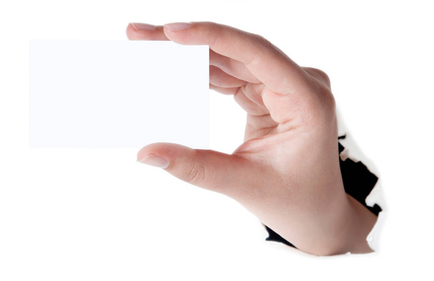 Close-up shot van een hand van de vrouw met lege visitekaartje isoleren - Foto, afbeelding