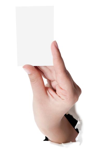 Close-up shot van een hand van de vrouw met lege visitekaartje isoleren - Foto, afbeelding