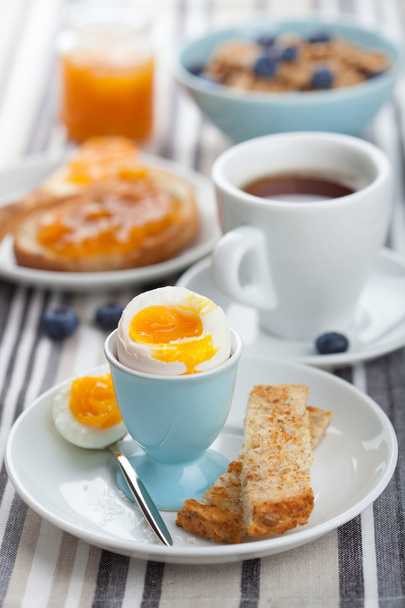 gezond ontbijt met ei en koffie - Foto, afbeelding