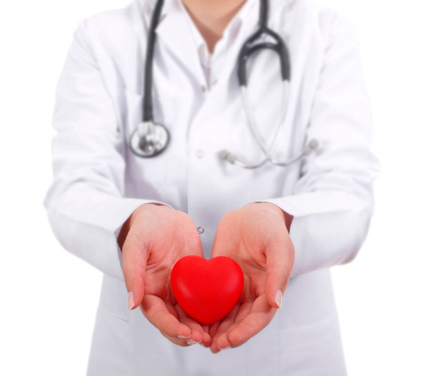Doctora positiva de pie con estetoscopio y corazón rojo
 - Foto, Imagen