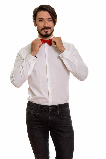 Студійний знімок красивого чоловіка підморгує і тримає краватку
 - Фото, зображення