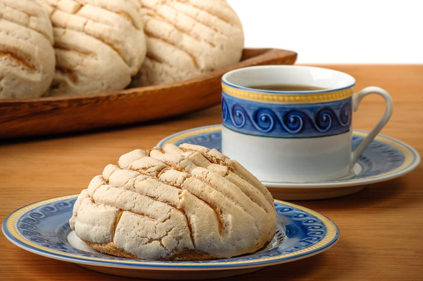 Мексиканский сладкий хлеб с чашкой кофе
 - Фото, изображение