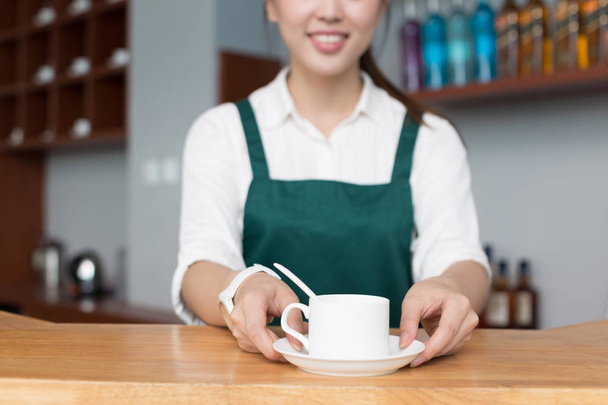 Młoda ładna kobieta pracuje w kawiarni - Zdjęcie, obraz