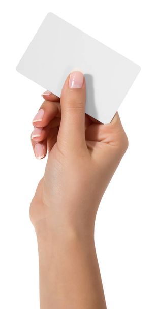 La mujer sostiene la tarjeta de visita virtual, tarjeta de crédito o pape en blanco
 - Foto, imagen