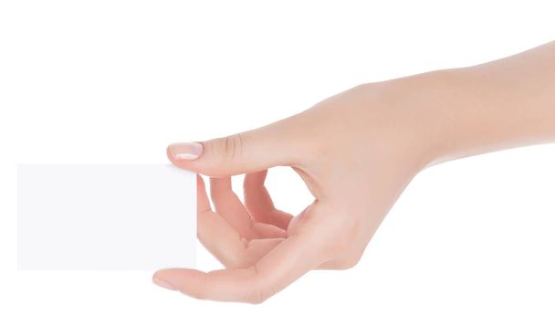 Primer plano de una mano de mujer sosteniendo la tarjeta de visita en blanco aislado
 - Foto, Imagen