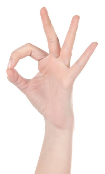 Mano femenina mostrando el pulgar hacia arriba ok todo derecho victoria mano signo gest
 - Foto, Imagen