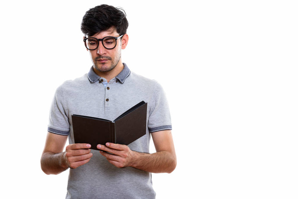 Στιγμιότυπο από νεαρό Πέρση άνδρα που διαβάζει βιβλίο - Φωτογραφία, εικόνα