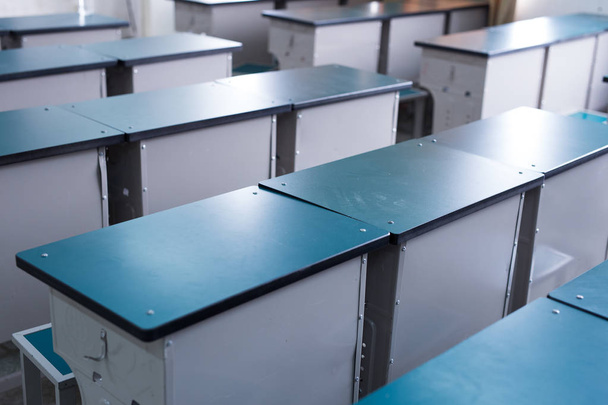 Sandalyeleri ve masaları olan boş bir sınıf. - Fotoğraf, Görsel