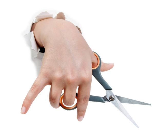 ruka držící efilační nůžky stříhat v ruce izolované na bílém b - Fotografie, Obrázek