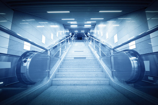 Escaleras en la estación de tren
 - Foto, Imagen