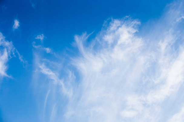 bílé nadýchané mraky na modré obloze - Fotografie, Obrázek
